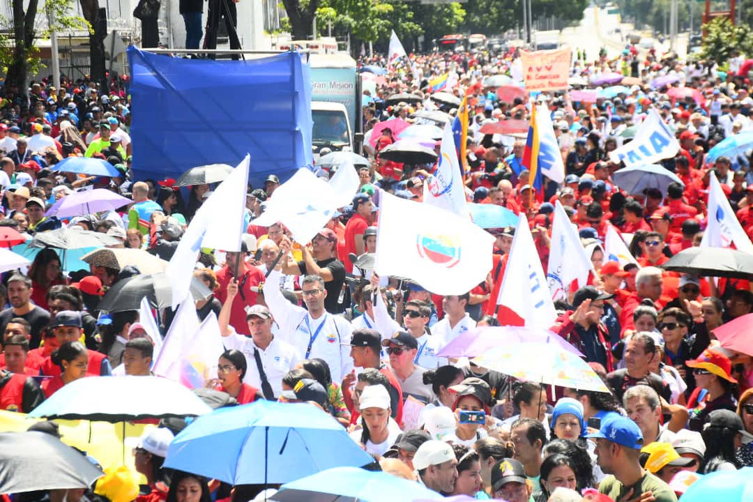 Imágenes 📸 Pueblo venezolano toma las calles de Caracas exprensado su respaldo a las decisiones del Gobierno Nacional para defender el territorio del Esequibo. #DiálogoSoberano