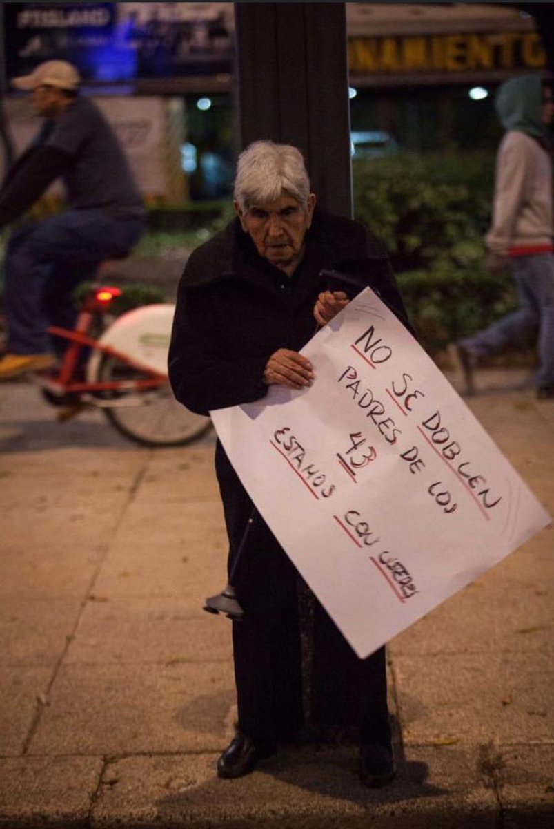 En Ayotzinapa se decide si el poder militar manda o no.
En Ayotzinapa se decide si se impone la injusticia o no.
En Ayotzinapa se decide si este gobierno,es el de Lampedusa o no. 
En Ayotzinapa no hay otra posición que seguir exigiendo verdad y justicia, hoy y siempre.