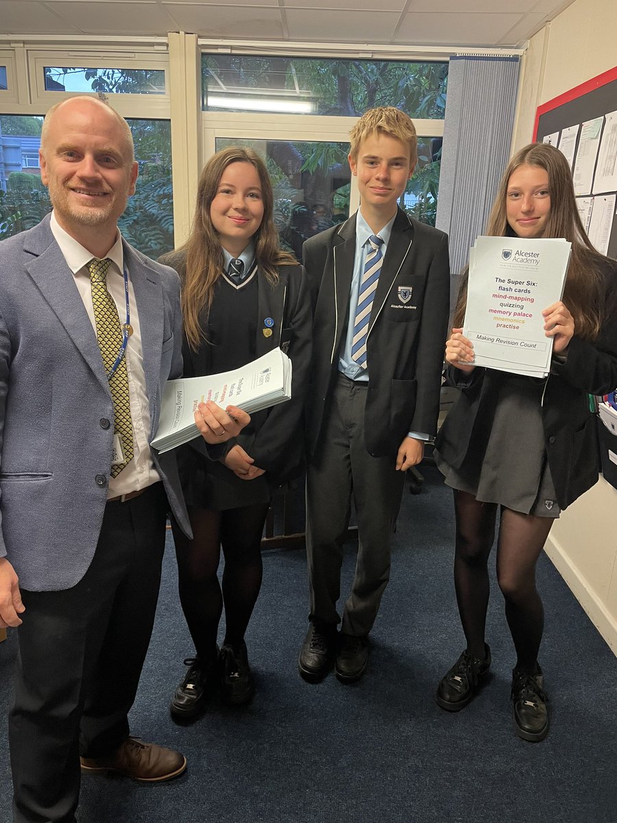 AlcesAcad_TandL's tweet image. An exciting morning @AlcesterAcademy as our ‘Super Six’ booklets have been distributed to Year 11 students by Mr Cooke. Revision starts now! 💪#revisiontechniques #supersix
