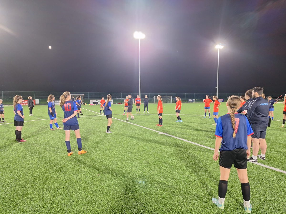 We were delighted to have <a href="/IrelandFootball/">Ireland Football ⚽️🇮🇪</a> WU17 Head Coach <a href="/Jamesscott89Com/">James Scott</a> take a session with our training squad yesterday evening. A great opportunity for the group as preparations for <a href="/faischools/">FAI Schools</a> #Interpros continue. #Leinster 💙