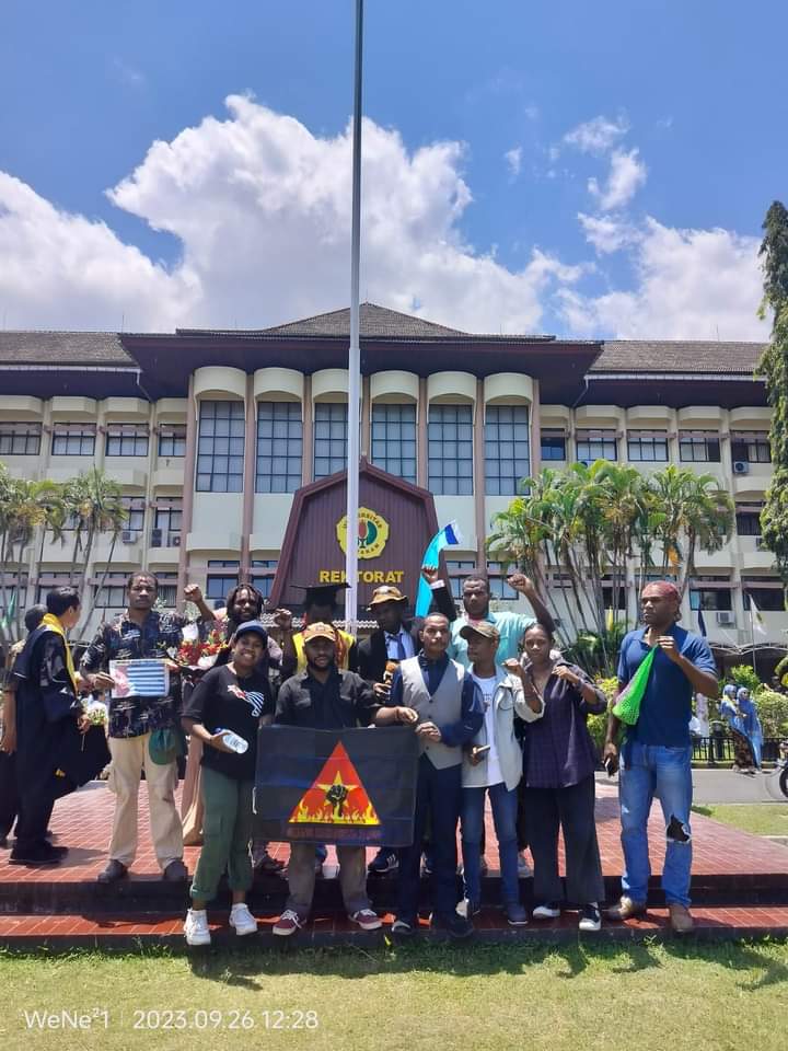 WestPapua1977's tweet photo. Aliansi Mahasiswa Papua- AMP  KK-Kota Lombok ,Di Teror dan di Intimidasi saat Acara Wisuda.😇😱

#Westpapua https://t.co/qvdG0hQJMh