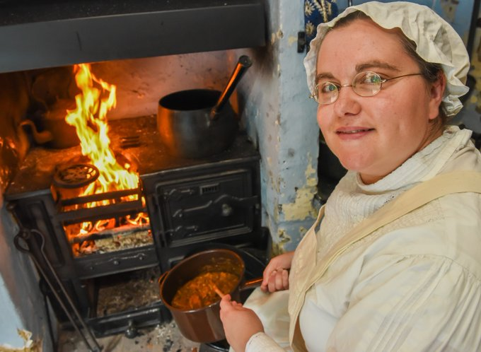 AncientHouseMus's tweet photo. Happy #CurryWeek!  
We often have costumed characters cooking Victorian curry in our kitchen. https://t.co/ychEsMpas2