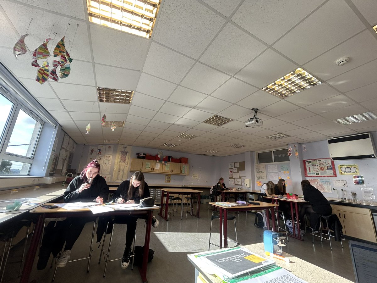 SarahJaneStark9's tweet photo. Great classes today looking at what children & families needs may be with the Nat 5 students, then exploring the wellbeing indicators with the FA students🥰& a shout out to @AshMcCann1 for looking out for my wellbeing today by making me a homemade heat pad🔥TY❤️ #LearnWithTigers https://t.co/aerpIrYDQy