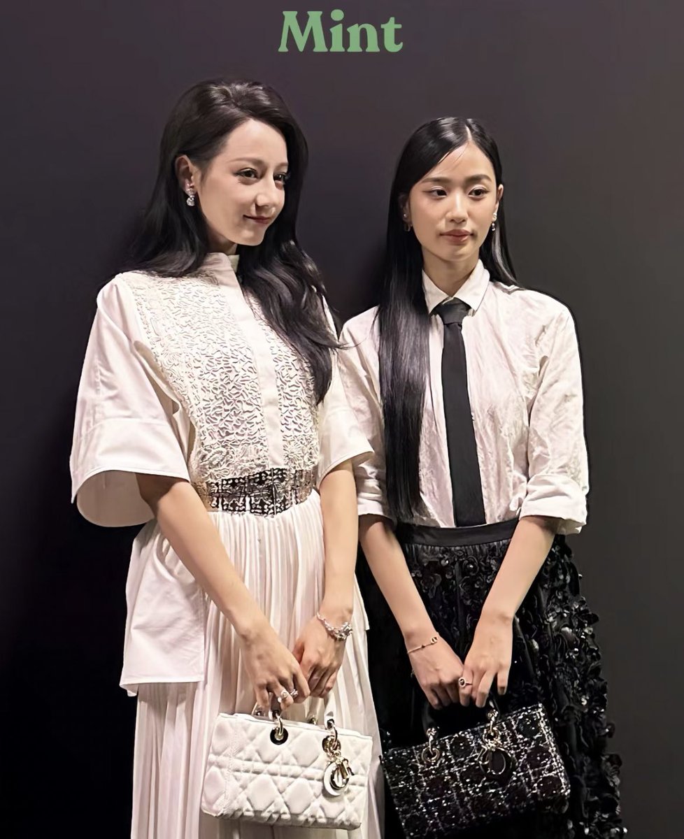 dilireba_'s tweet photo. #Dilireba takes a photo with Tu at #DiorSS24 

#迪丽热巴 #dilraba https://t.co/jjIp6NIH54
