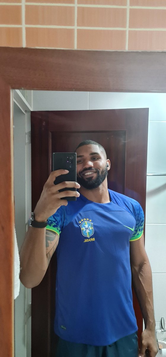 To com cara de rico? 3 doidas que eu nunca peguei ou troquei muita ideia vieram me pedir dinheiro hoje.. DO NEIDAAAA kkkk eu hein. Ainda bem que me faço de doido como ninguém 😌