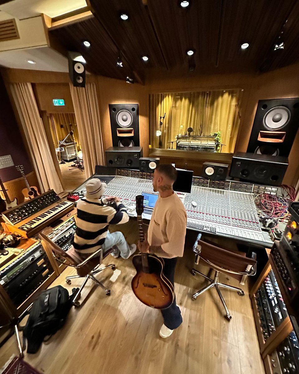 RauwDailyEsp's tweet photo. Rauw Alejandro trabajando en música nueva. 🎶 https://t.co/wtJUg83IPs