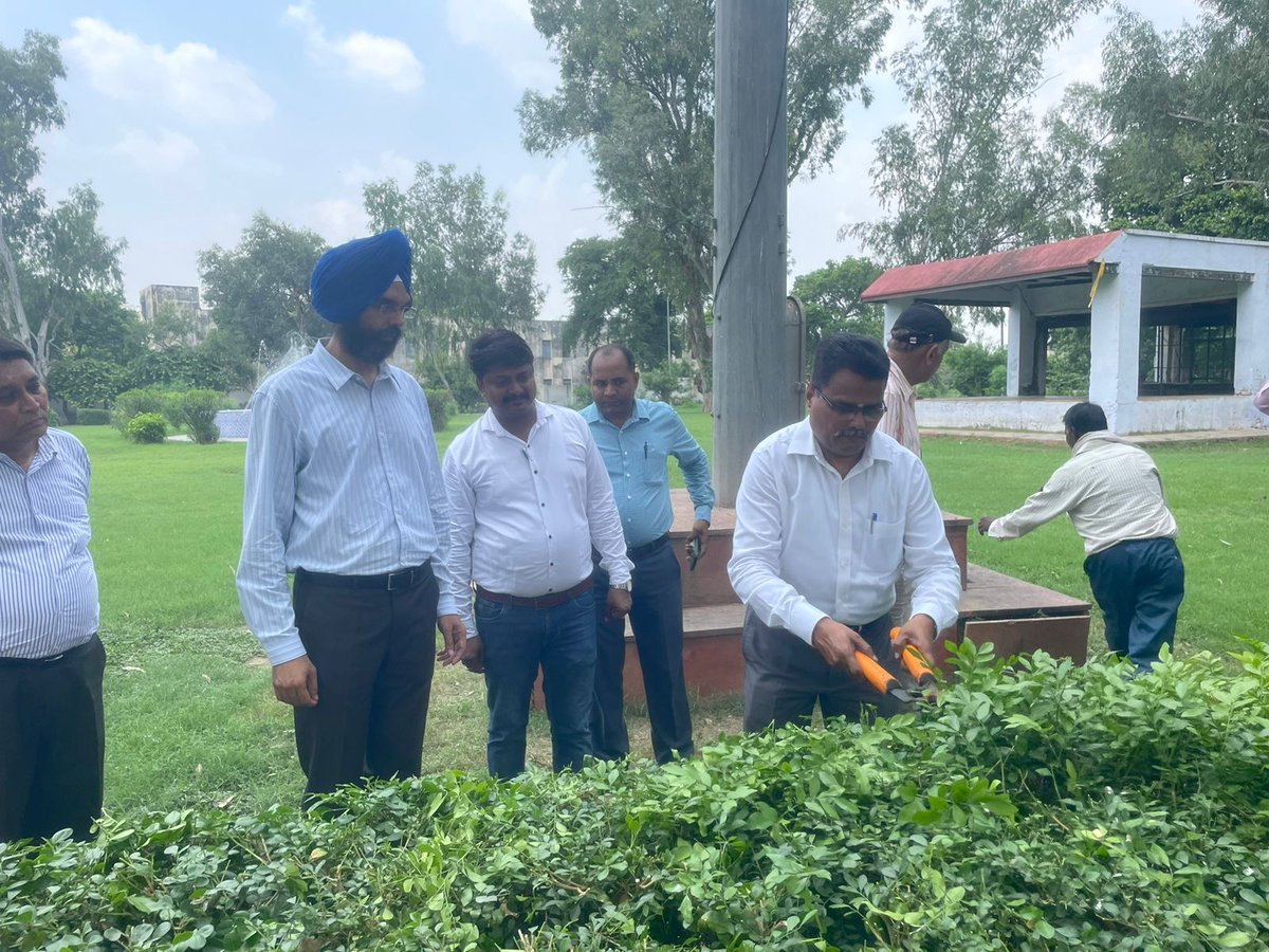 CKhadki's tweet photo. @PMOIndia @DARPG_GoI @DefenceMinIndia
@AjaybhattBJP4UK @giridhararamane
@PddeScPune #SHS2023, #GarbageFreeIndia, #SpecialCampaign 3.0,
@adgcantts_dgde DGDE sir has participated in Swachhata hi Seva on 26.09.2023. https://t.co/4nSKbPKR8U