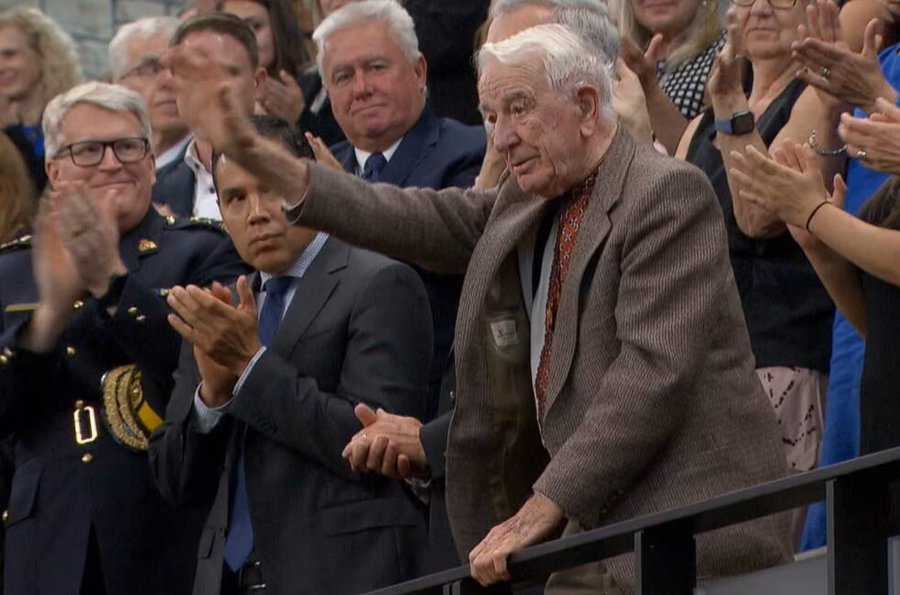 JimFergusonUK's tweet photo. For all those who are interested in who the man in Uniform is that was enthusiastically clapping the Nazi in the Canadian Parliament his name is WRPS Chief Bryan Larkin appointed as RCMP deputy commissioner.
Instead of applauding the Waffen SS Nazi Yaroslav Hunka perhaps he should have arrested him.
Has any Canadian press asked Mr Larkin about this yet?
As a side note does anyone know anything about Mr Larkins background or family connections?
I believe Poland want to question former Waffen SS Nazi Yaroslav Hunka about #CrimesAgainstHumanity #Murder of #Jews, men, woman and children.
Read Here ⬇️⬇️⬇️⬇️⬇️⬇️⬇️⬇️⬇️
https://t.co/AvpWkX55Gc