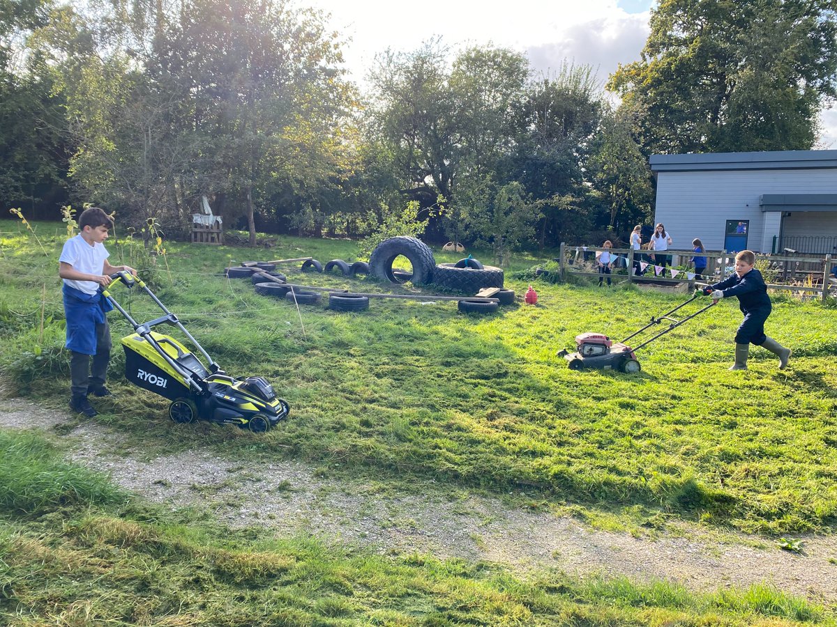 SychdynSchool's tweet photo. All go at Fferm Ysgol Sychdyn #FarmClub #SchoolFarm Diolch again to James Turner https://t.co/1GhZqtGVNp his continued help 🐔 https://t.co/ljSIJb8ffk