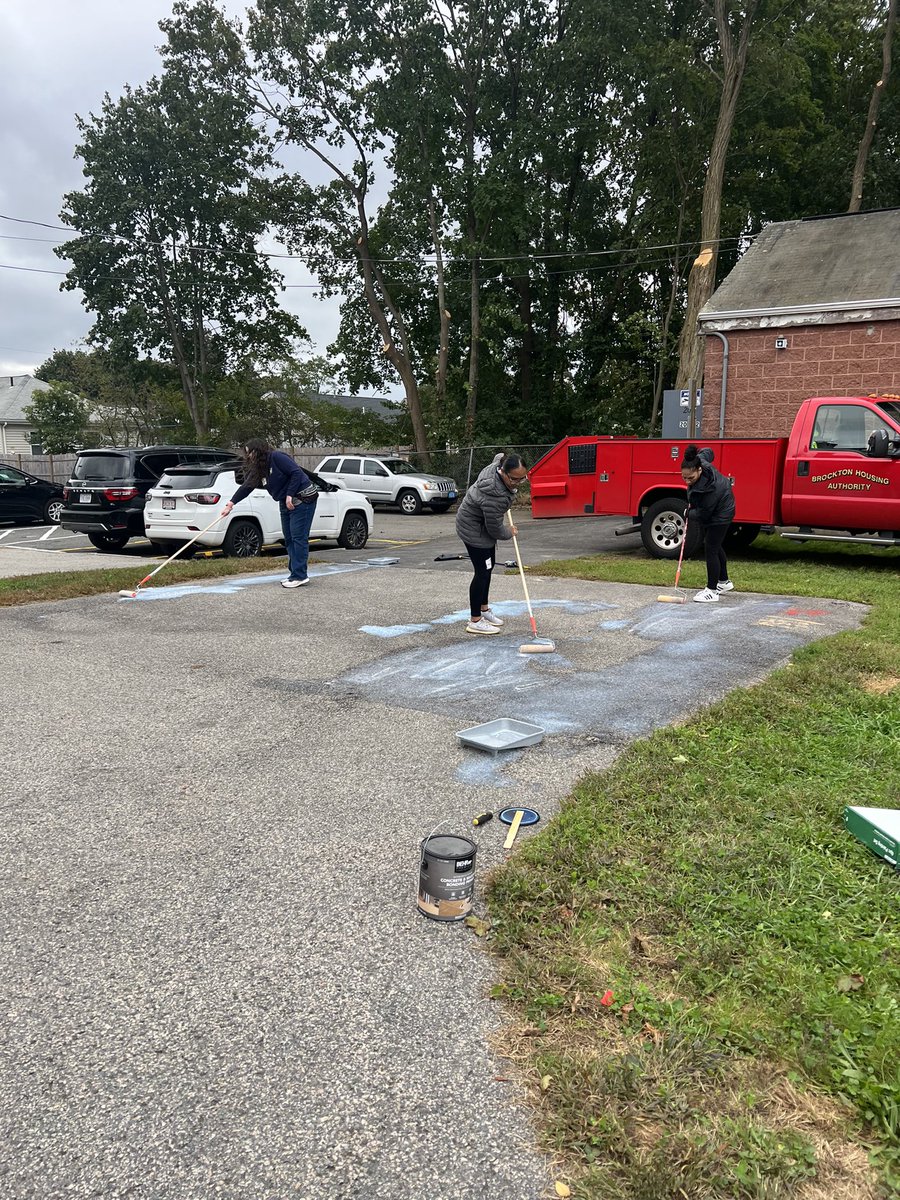BrocktonHousing's tweet photo. The work party is just beginning for our new playground at Washburn Heights. Thank you to @kaboom and The @carmax Foundation. #bha #brocktonhousing #publichousing #playground #playspaceequity #playmatters #brockton #Massachusetts https://t.co/j8B855q3lS