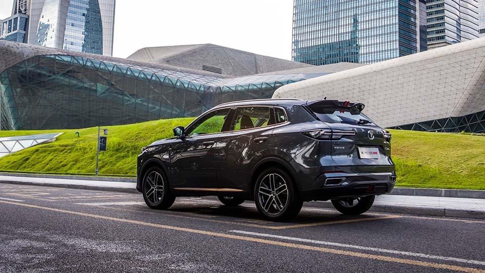 Lonso0's tweet photo. 👉 Este es #ElAutoQueYoCompraría de #Changan en México 👇

La historia de la marca en México ha sido algo complicada, al llegar a través de #Motornation la gente no terminamos de entender de que va, la comunicación es mínima, pero ha logrado destacar dentro del grupo de marcas que trae el importador.

En teoría, la marca está en una etapa de transición entre llegar por Motornation y llegar como marca independiente, aunque de alguna forma seguirá con algo de influencia del importador.

Volviendo al tema de los autos, el Changan que yo compraría sin duda es el CS55, un crossover de 4.5m de largo con motor 1.5 l de 185 caballos de potencia y 222 libras pie de torque, acoplado a una transmisión automática de doble embrague con 7 velocidades.

El diseño es atractivo, desde el exterior se nota el esmero en hacer un crossover de buena pinta. La versión Premium incluye rines de 19” que ayudan a resaltar la imagen.

El interior tiene equipo completo, con pantalla de infotenimiento de 12.3 “, en la versión de entrada es de 10.25”, nada mal tampoco. Techo panorámico, volante multifunciones, etc. La seguridad incluye 6 bolsas de aire de serie y asistencias ADAS en la versión equipada.

Cuando ves que los precios van desde los $563,900 a $614,900 se vuelve más atractiva frente a la competencia. El único temor que me genera es que por la etapa de transición en que se encuentra es posible que el servicio post-venta no sea el mejor, algo que el tiempo ayudaría a resolver.

Changan Mexico
