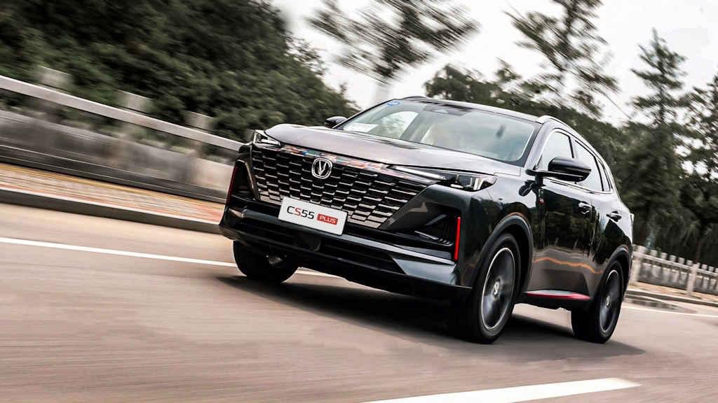 Lonso0's tweet photo. 👉 Este es #ElAutoQueYoCompraría de #Changan en México 👇

La historia de la marca en México ha sido algo complicada, al llegar a través de #Motornation la gente no terminamos de entender de que va, la comunicación es mínima, pero ha logrado destacar dentro del grupo de marcas que trae el importador.

En teoría, la marca está en una etapa de transición entre llegar por Motornation y llegar como marca independiente, aunque de alguna forma seguirá con algo de influencia del importador.

Volviendo al tema de los autos, el Changan que yo compraría sin duda es el CS55, un crossover de 4.5m de largo con motor 1.5 l de 185 caballos de potencia y 222 libras pie de torque, acoplado a una transmisión automática de doble embrague con 7 velocidades.

El diseño es atractivo, desde el exterior se nota el esmero en hacer un crossover de buena pinta. La versión Premium incluye rines de 19” que ayudan a resaltar la imagen.

El interior tiene equipo completo, con pantalla de infotenimiento de 12.3 “, en la versión de entrada es de 10.25”, nada mal tampoco. Techo panorámico, volante multifunciones, etc. La seguridad incluye 6 bolsas de aire de serie y asistencias ADAS en la versión equipada.

Cuando ves que los precios van desde los $563,900 a $614,900 se vuelve más atractiva frente a la competencia. El único temor que me genera es que por la etapa de transición en que se encuentra es posible que el servicio post-venta no sea el mejor, algo que el tiempo ayudaría a resolver.

Changan Mexico