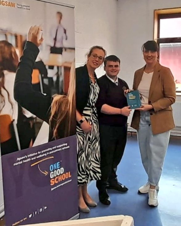 ThomondCommColl's tweet photo. We were delighted today to celebrate our Gold 🥇 #OneGoodSchool Award presented by Aoife Walsh from @JigsawLimerick. This Award highlights dedication shown by our students, parents, staff &amp; school leadership in relation to young peoples' wellbeing and mental health. @LCETBSchools https://t.co/PJRJ0zKdGr