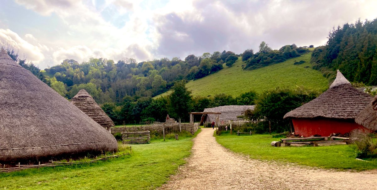 DrElizabethMac1's tweet photo. A wonderful trip to @butserfarm this afternoon with two of my lovely pupils who are budding #archaeologists. Brilliant to meet #ThérèseKearns & @victoriaallucas & to learn about their work. Both pupils now set on @UCLarchaeology @UCLarchaeology! #ThinkDifferentlyThinkArchaeology https://t.co/RjSknKL0er