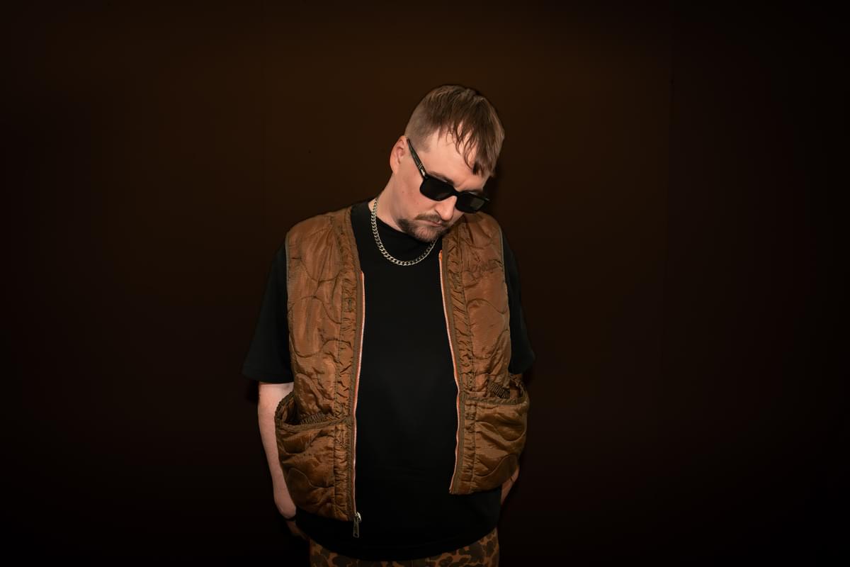 Machinedrum – AKA Travis Stewart – announces his brand new EP, 4#TRAX, and shares the brand new single 'VIOLET (feat. KUČKA)' buff.ly/3PpARNO