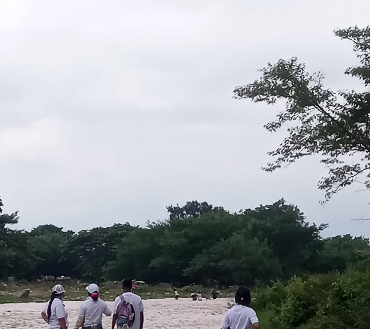 ddhh_cedhru's tweet photo. Se nos ha informado de una masacre en el municipio de Valledupar; los hechos acontecen en la margen derecha del rio Guatapuri.

Se hace un llamado a las autoridades para hacer presencia en dicha zona https://t.co/kgjAG8KWhd