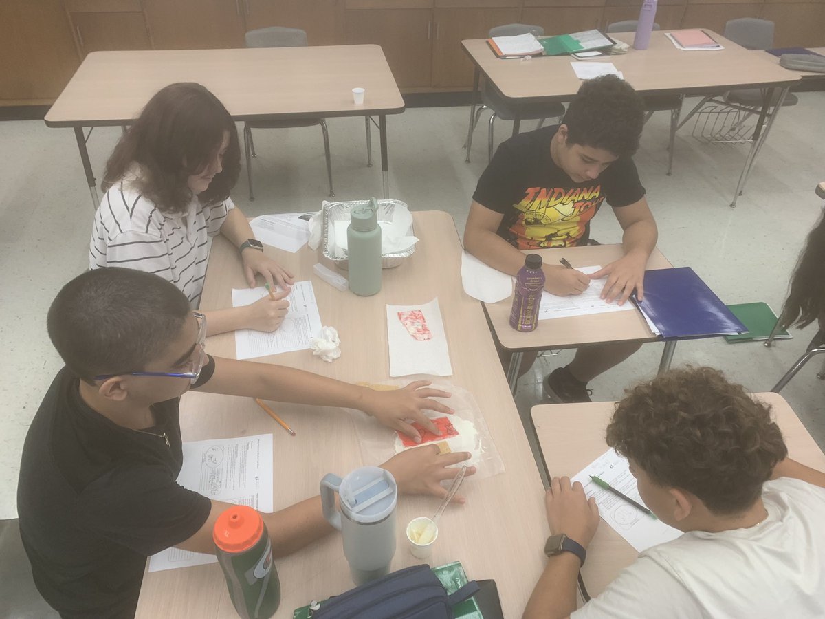 Ed_Coller's tweet photo. 7th Acc Sci students in the lab today! Investigating tectonic plate motion and associated features! #WeAreRoyal @RRMSRoyalKnight @Royalmurph_RRMS https://t.co/GS090wAl0O