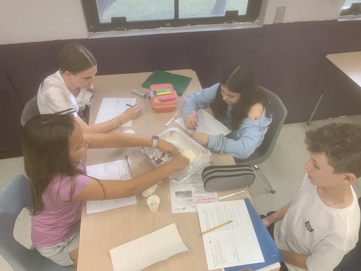 Ed_Coller's tweet photo. 7th Acc Sci students in the lab today! Investigating tectonic plate motion and associated features! #WeAreRoyal @RRMSRoyalKnight @Royalmurph_RRMS https://t.co/GS090wAl0O