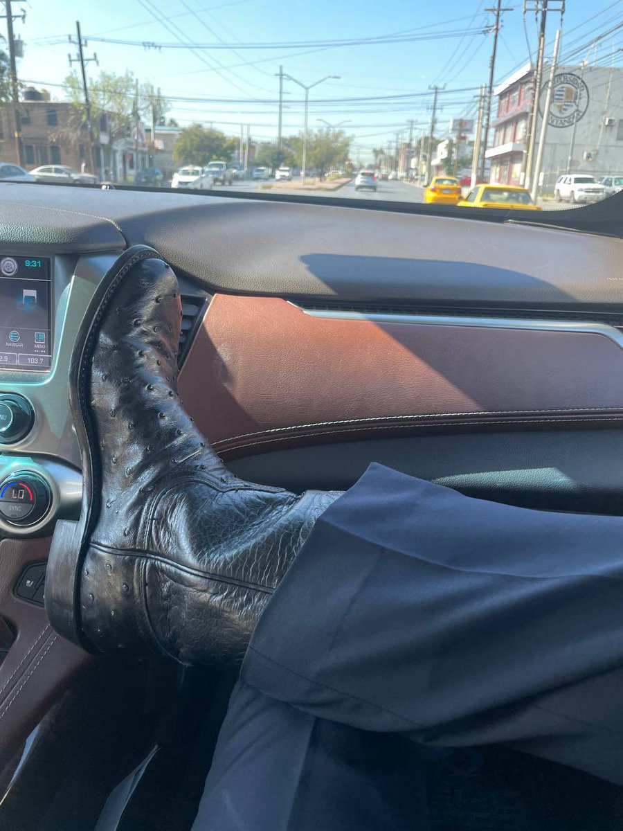 manolojim's tweet photo. Traje con botas. 😜💪🏼🤠👍🏼#PuroNorte #PuroCoahuila https://t.co/Bz0xd2k1VB