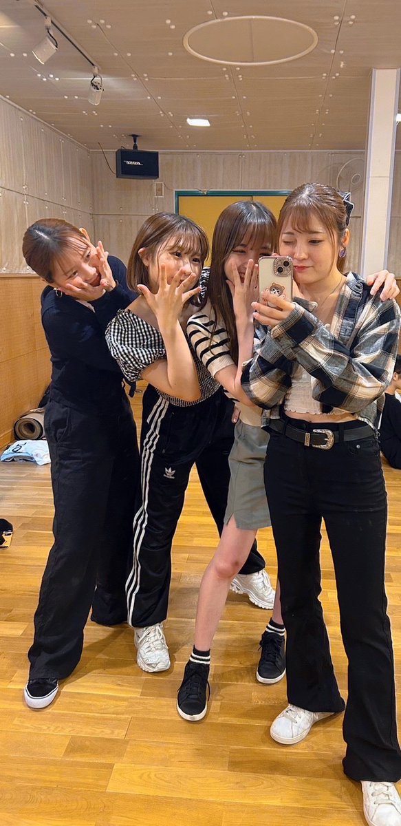 zushikiart's tweet photo. 【ズ式　off shot】📸

TikTok撮影の時は、
撮影する動画の雰囲気に合わせて
衣装の色を揃えたり、
ちょっとふざけてみたり…😂

毎回楽しくワイワイ撮影していまズ👍🏻

#ズ　#ズ式　#TikTok撮影　#裏側
#個性　#強い https://t.co/Jnlv6SEaOp