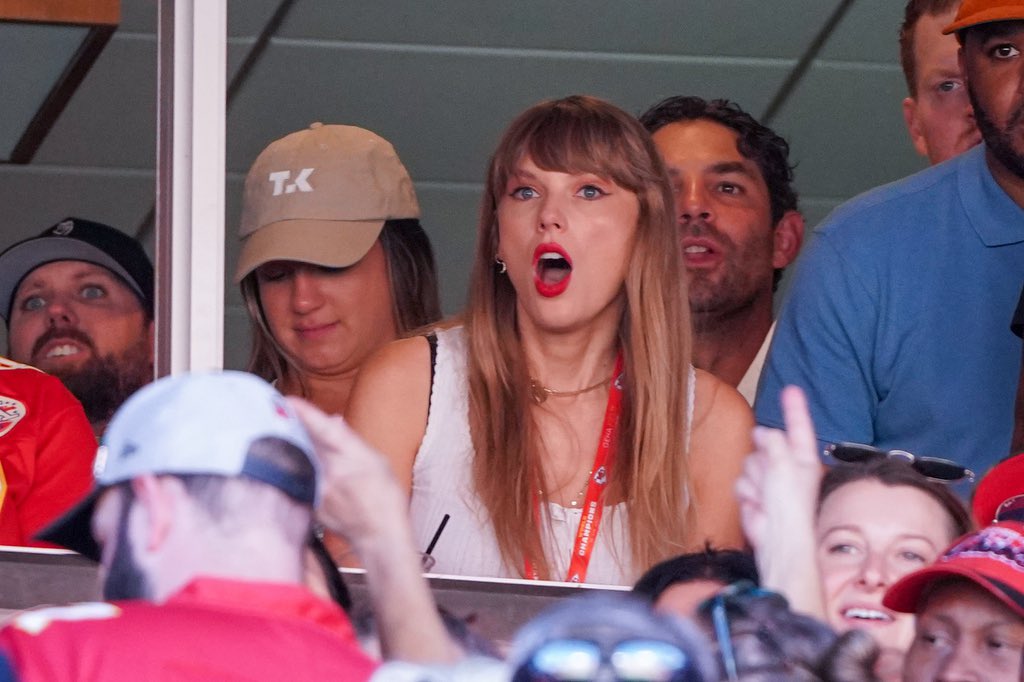 The Taylor Swift Effect: Not only was the #Chiefs #Bears game the most watched game on any network this week, but it was also ranked first for women ages 12-49, according to <a href="/FOS/">Front Office Sports</a> 

Taylor Swift fans have now become Travis Kelce fans, it appears…😂

x.com/fos/status/170…
