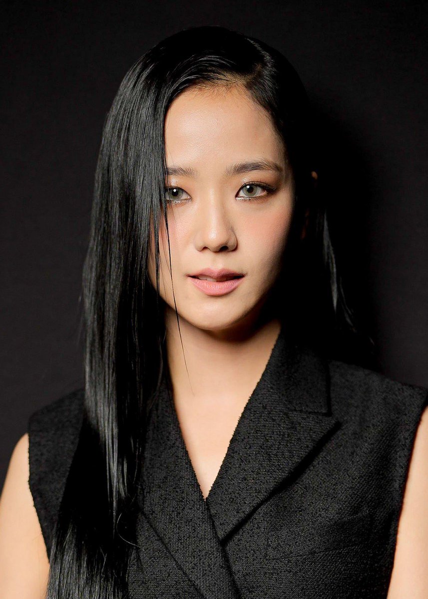 ForeverKimJisoo's tweet photo. JISOO was the most anticipated star of the Dior fashion show in Paris.

The K-pop star once again created hysteria in the front row of the @Dior spring-summer 2024 show in Paris.

"JISOO made a more than remarkable entrance to the Dior spring-summer 2024 fashion show."

DIOR SHOW WITH JISOO
#JISOOatDiorSS24 #DiorSS24 
https://t.co/w0UVSBYLBp