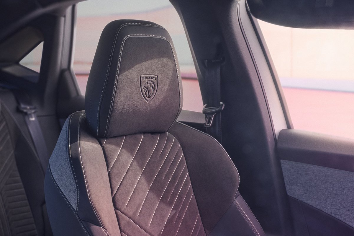 PeugeotRO's tweet photo. Îmbunătățește-ți experiența de condus. Lasă noul Peugeot Panoramic i-Cockpit® să ți-o ducă la un alt nivel.
#NewPeugeotE3008 #AllElectric https://t.co/JnhnuplIi3