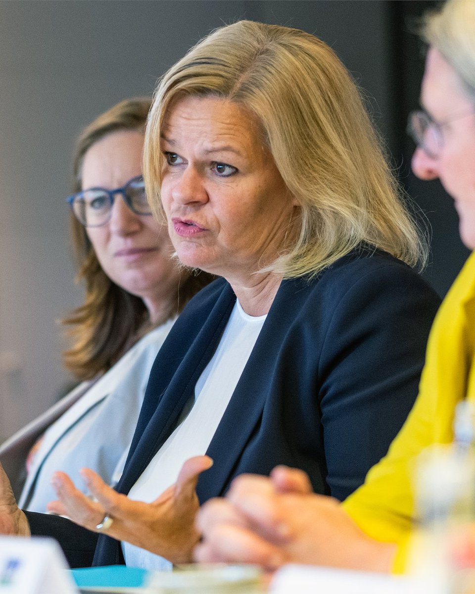 BMI_Bund's tweet image. Sportministerin #Faeser hat heute in Frankfurt gemeinsam mit @DFB-Vizepräsidentin Šašić ihre Tour durch die Austragungsorte der Fußball-Europameisterschaft 2024 in DE begonnen – den #HostCities.