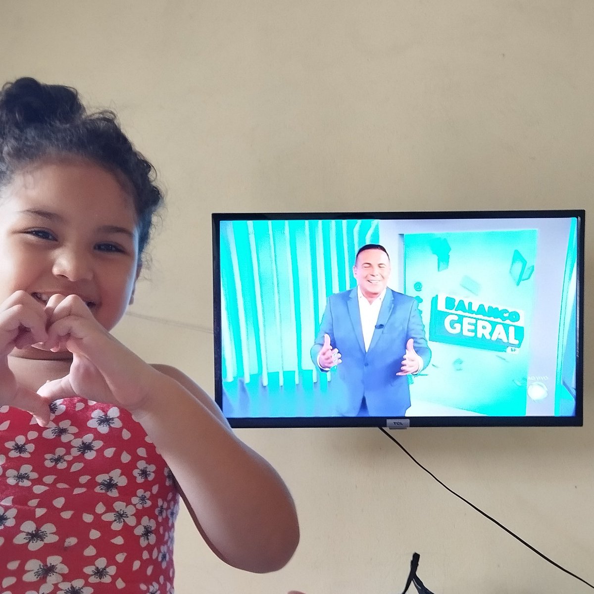 isthataline's tweet photo. Maria Eliza ligadinha no #BalançoGeral antes de ir pra aula! 🫶🏻 https://t.co/oGfB6LcfQW