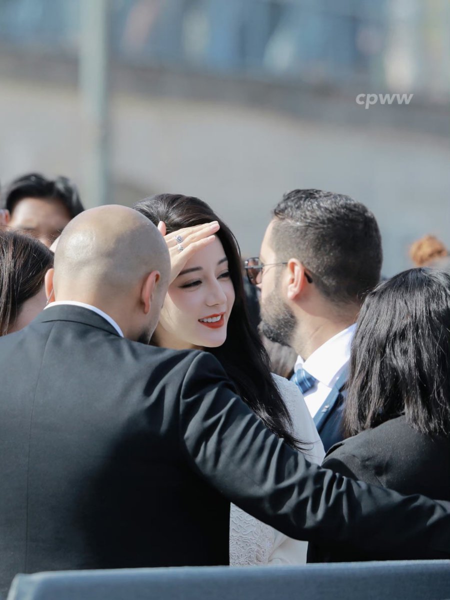 Kireiskye7's tweet photo. Kanan-kiri depan-belakang tidak ada yg gagal fotonya 😭🤍🙇🏻‍♀️

#Dilireba #Dilraba #Dilraba_DiorinPFW2023 #DiorSS24 https://t.co/qCld6wiU3h