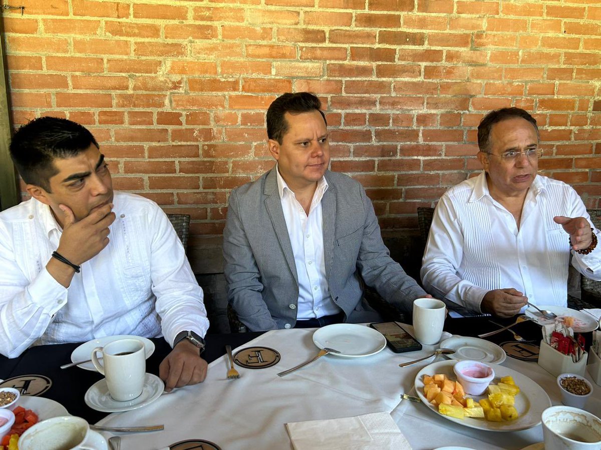 ivanherreradgo's tweet photo. Hoy vienen Carlos Candelaria y Jesús Valdez, 2 ppales operadores políticos de Ebrard a presentar su nueva AC en Durango y, de paso, acuerpar al discípulo @lic_aguadohdez . El Camino por México es la nueva ruta de los ebradoristas. Aunque no definen x  dónde caminaran en el 2024. https://t.co/aEpLxtWzmA