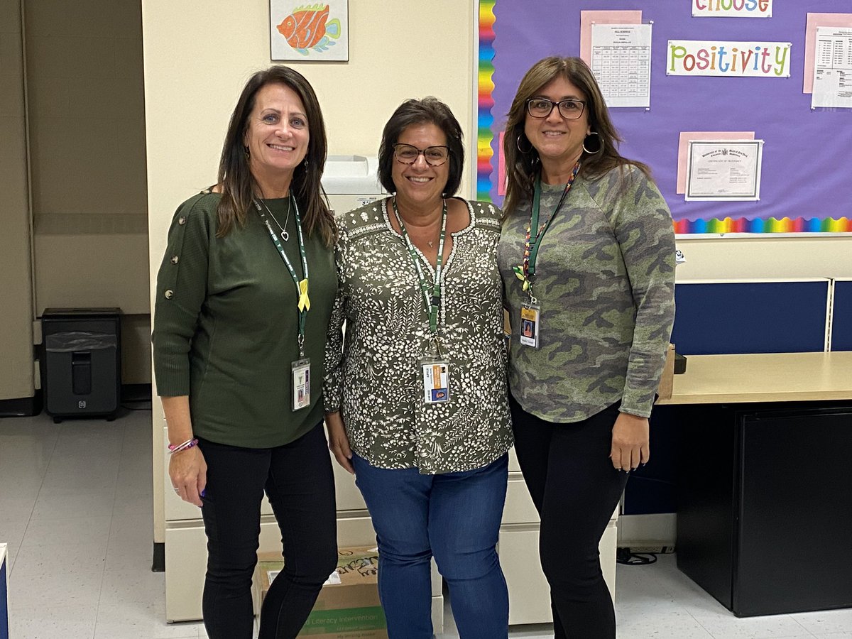 MESMSHorowitz's tweet image. Strang Eagles staff in green to support Farmingdale! @mesmspta @YorktownCSD #dalerforaday