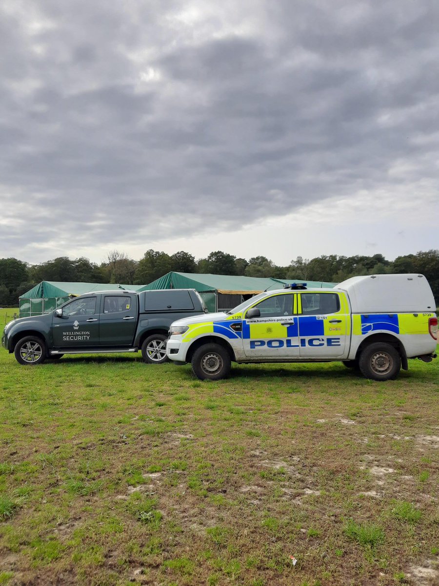 #Countrywatch Officers liaised with Security at the #WellingtonEstate in #StratfieldSaye to discuss issues in the general area.  It is with the communities help that we can tackle #RuralCrime.  We then carried out patrols in the #Heckfield area. #23206 #23262 #HantsRural