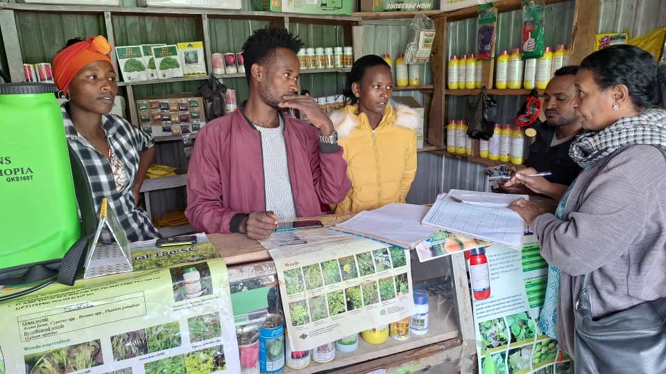 SAA always ensures quality while providing agricultural inputs along with extension services to #farmers. Mr. Ande Okiror, regional program officer, and #Ethiopia office experts while strengthening agro-dealership business in Ana Sora district. #agribusiness #ethiopianfood #eth