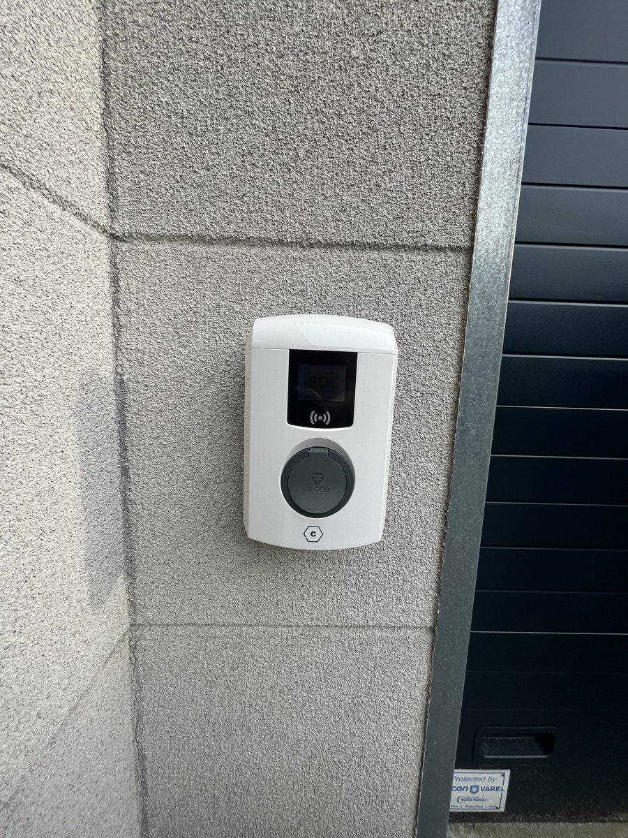 Zoals u weet dragen we duurzaamheid hoog in het vaandel. Vanaf heden kan je ons komen bezoeken en ondertussen ook uw wagen laten ‘bijtanken’.