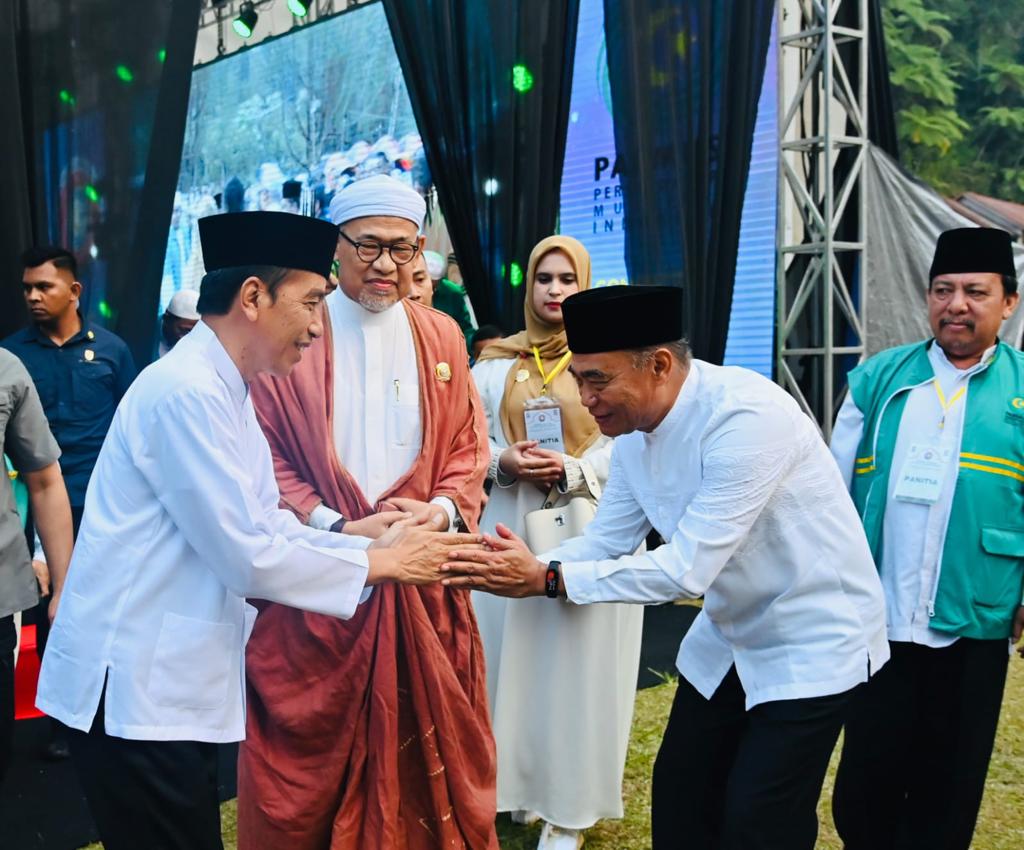 Selama sembilan tahun sepanjang 2015 sampai 2023, kita telah membangun jalan tol sepanjang 2.040 kilometer di berbagai daerah di Indonesia. Bagaimana dengan jalan desa? Selama 9 tahun, kita telah menyelesaikan jalan desa 326.000 kilometer.

Pembangunan jalan-jalan desa itu