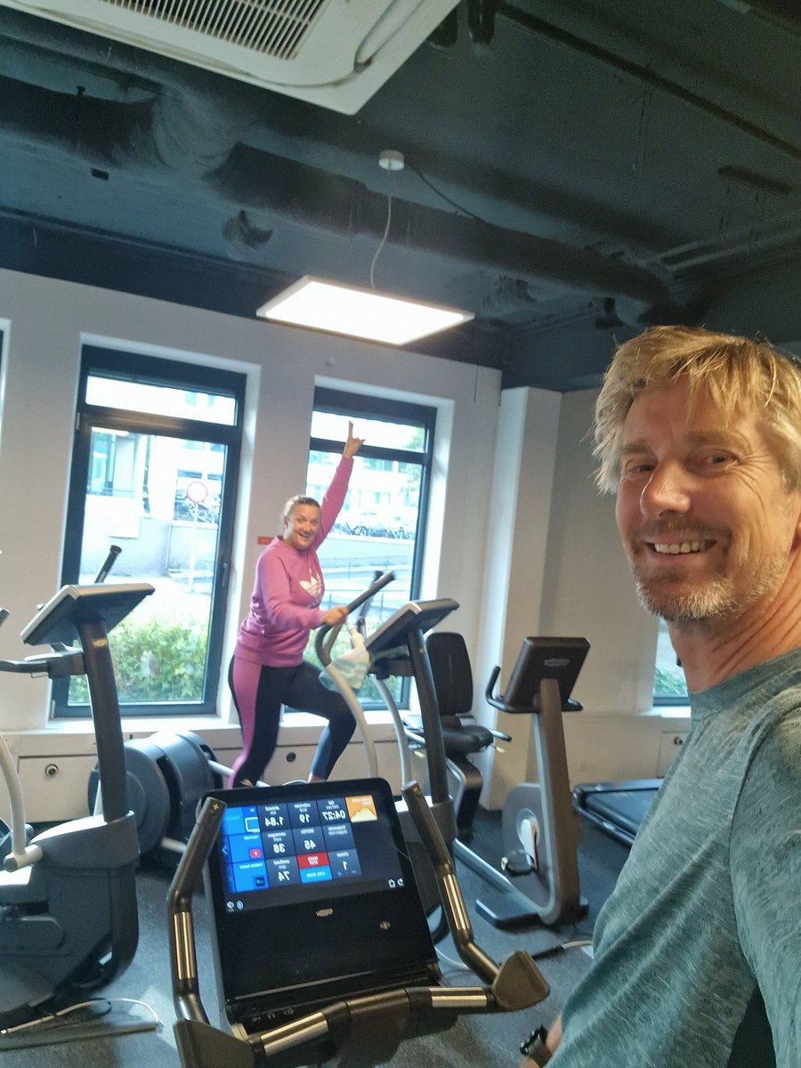 vdsar1970's tweet photo. Did some work in the gym this morning and even got some ball work sqeeuzed into the program! 
Later on lunch at Noordwijk beach with Joe on this sunny Tuesday in September. #Progress https://t.co/olYDzonmY5