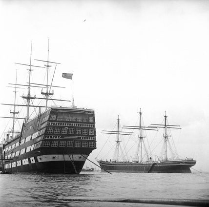 H.M.S. Worcester and the Cutty Sark,  1953.

📸Henry Grant
Courtesy   Museum of London Prints