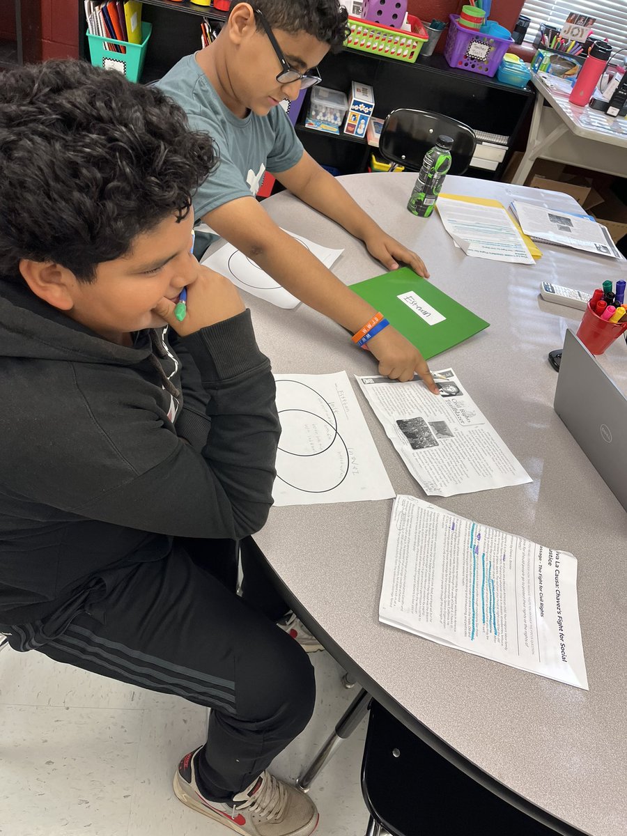 eslrocks_sce's tweet photo. 5th graders are comparing and contrasting individuals from two different articles. We will use our Venn diagrams tomorrow to type our compare and contrast essays. #eslrocks #letswrite https://t.co/xflFkD6zEh