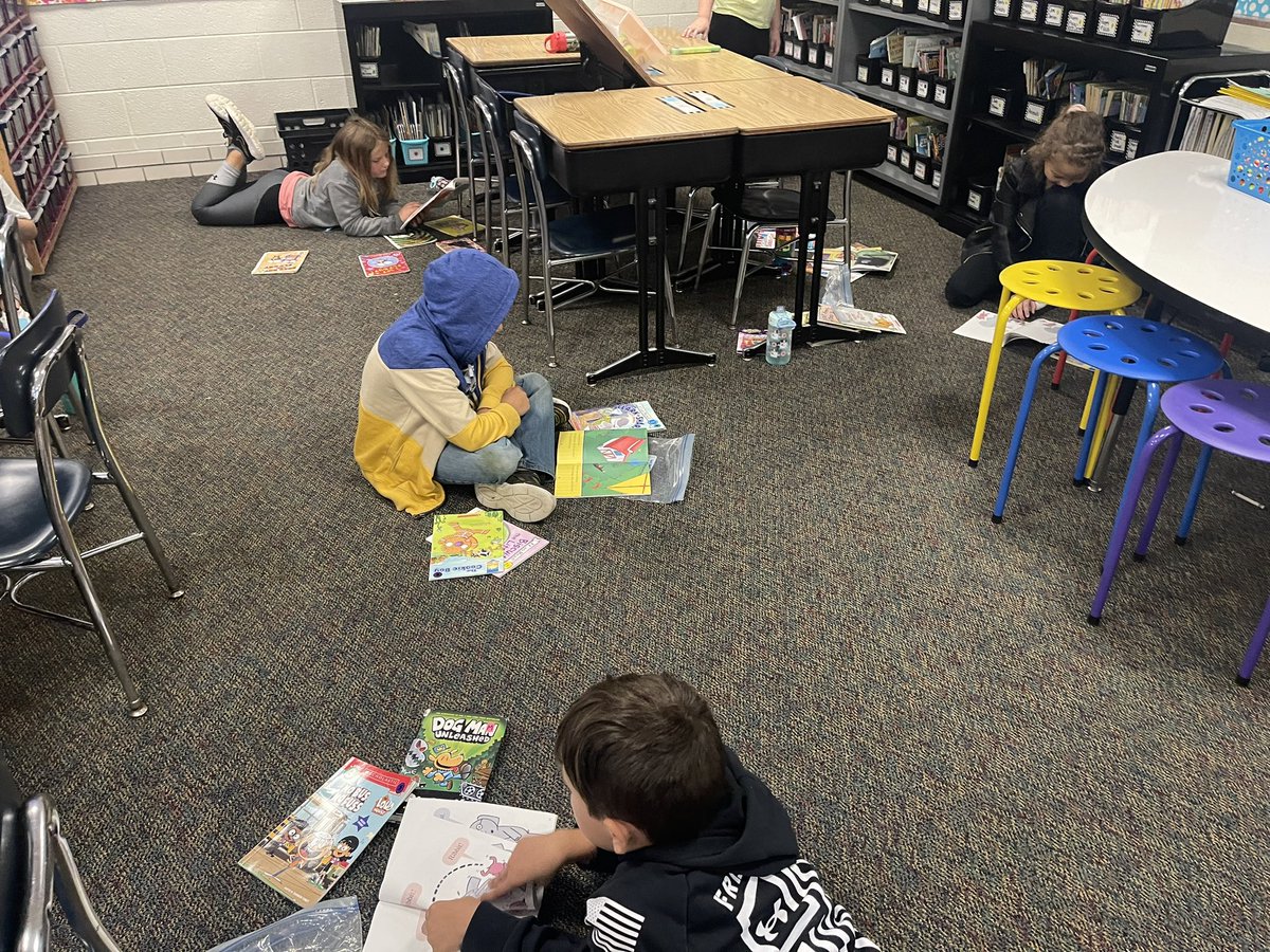 BohmSecondGrade's tweet photo. Working on building stamina during read to self time! @SyringDragons @swartz_creek https://t.co/2aGSDK17D5