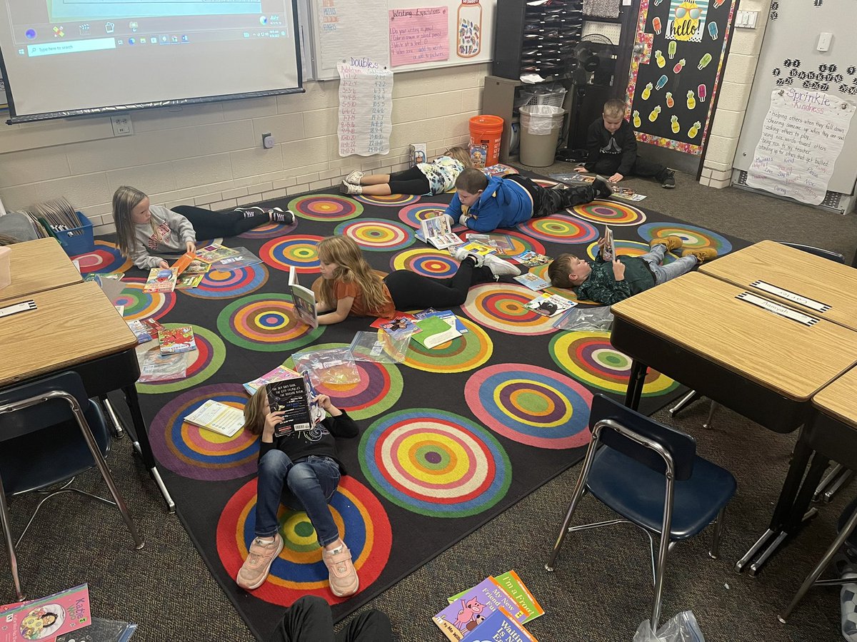 BohmSecondGrade's tweet photo. Working on building stamina during read to self time! @SyringDragons @swartz_creek https://t.co/2aGSDK17D5