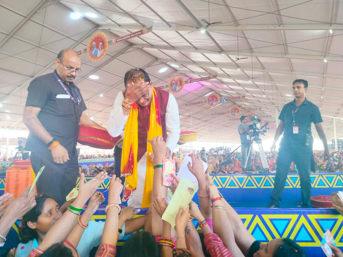 rakshaj98528701's tweet photo. @OfficeofSSC #हम_भी_लाड़ली_बहनें 2011के बाद oct2018मे शिक्षक भर्ती आई थी कई विसंगतियों के कारण हम अच्छे नं लाकर भी नियुक्ति लेने से वंचित र�� गए।कई ज्ञापन देने के बाद भी आज तक कोई औपचारिकता पूरी नहीं हुई। आचार संहिता से पहले इन बहनों के लिए भी कोई चमत्कार कर दो। @ChouhanShivraj @AmitShah https://t.co/bXjT9r5wjt