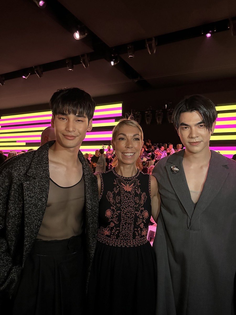 beoncloud_th's tweet photo. อาโป-ณัฐวิญญ์ @Nnattawin1 และมาย-ภาคภูมิ @milephakphum Dior House Ambassador ✨ ร่วมถ่ายภาพกับคุณ Mathilde Favier ผู้จัดการฝ่ายประชาสัมพันธ์ของ Dior ที่งาน Dior Women's Spring-Summer 24 Show 🇫🇷

@Dior #Dior #DiorSS24
#DiorSS24xMileApo https://t.co/m8vXjRbVAT