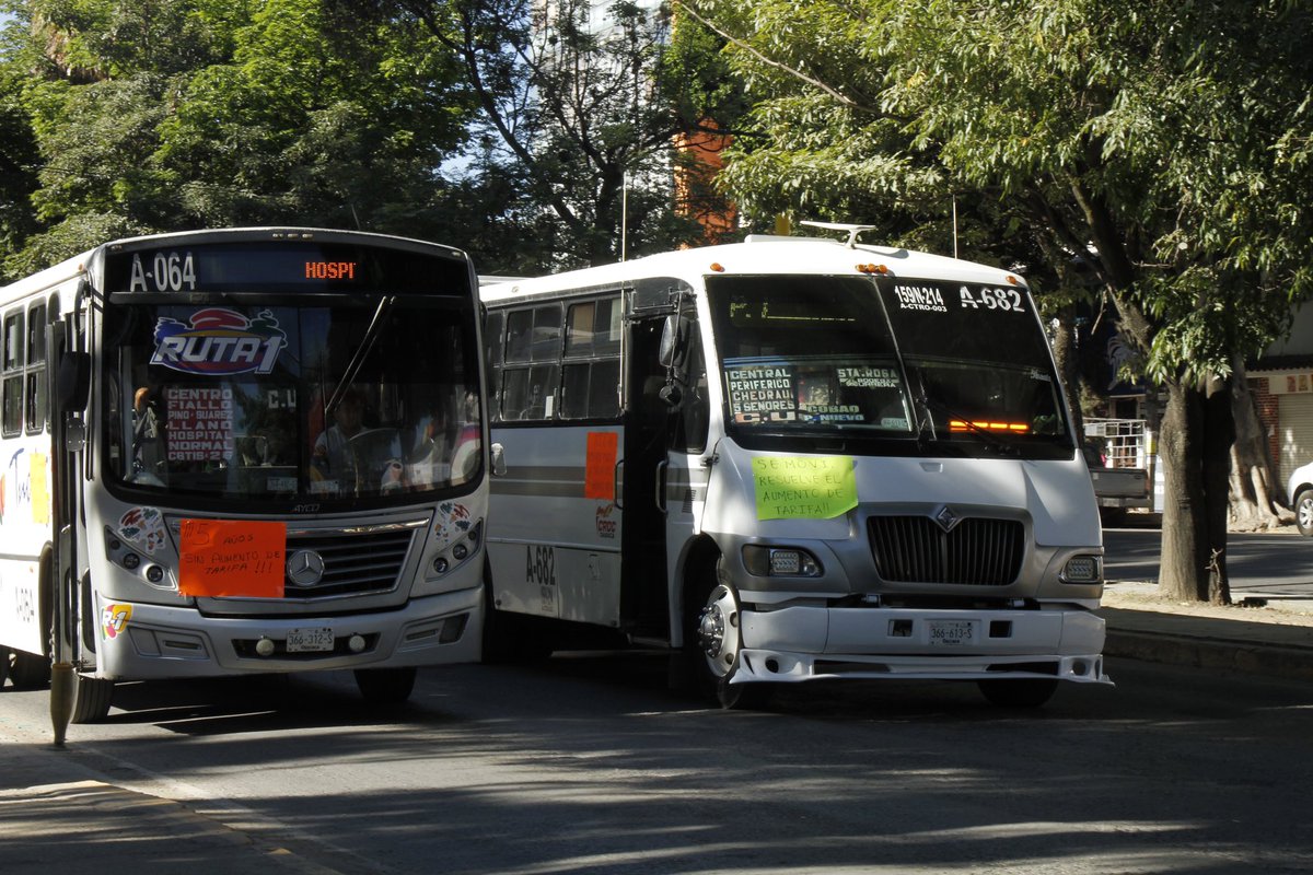 Quieren que <a href="/SEMOVI_GobOax/">Secretaría de Movilidad</a> les autorice el aumento de tarifa a sus unidades viejas y maltratadas, pero para echar carreras y tratar horrible a los pasajeros no les importa. 
Así en av universidad