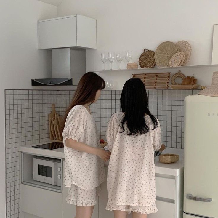 yangmeret's tweet photo. hyunho fem short au…[The Other Woman]

Hyunjin está pronta para apresentar sua filha para o seu novo namorado, mas tudo vai por água abaixo quando ela descobre que não é a única dele. 

Seria o universo dizendo para ela desistir do amor de uma vez? https://t.co/0SFa205rvz