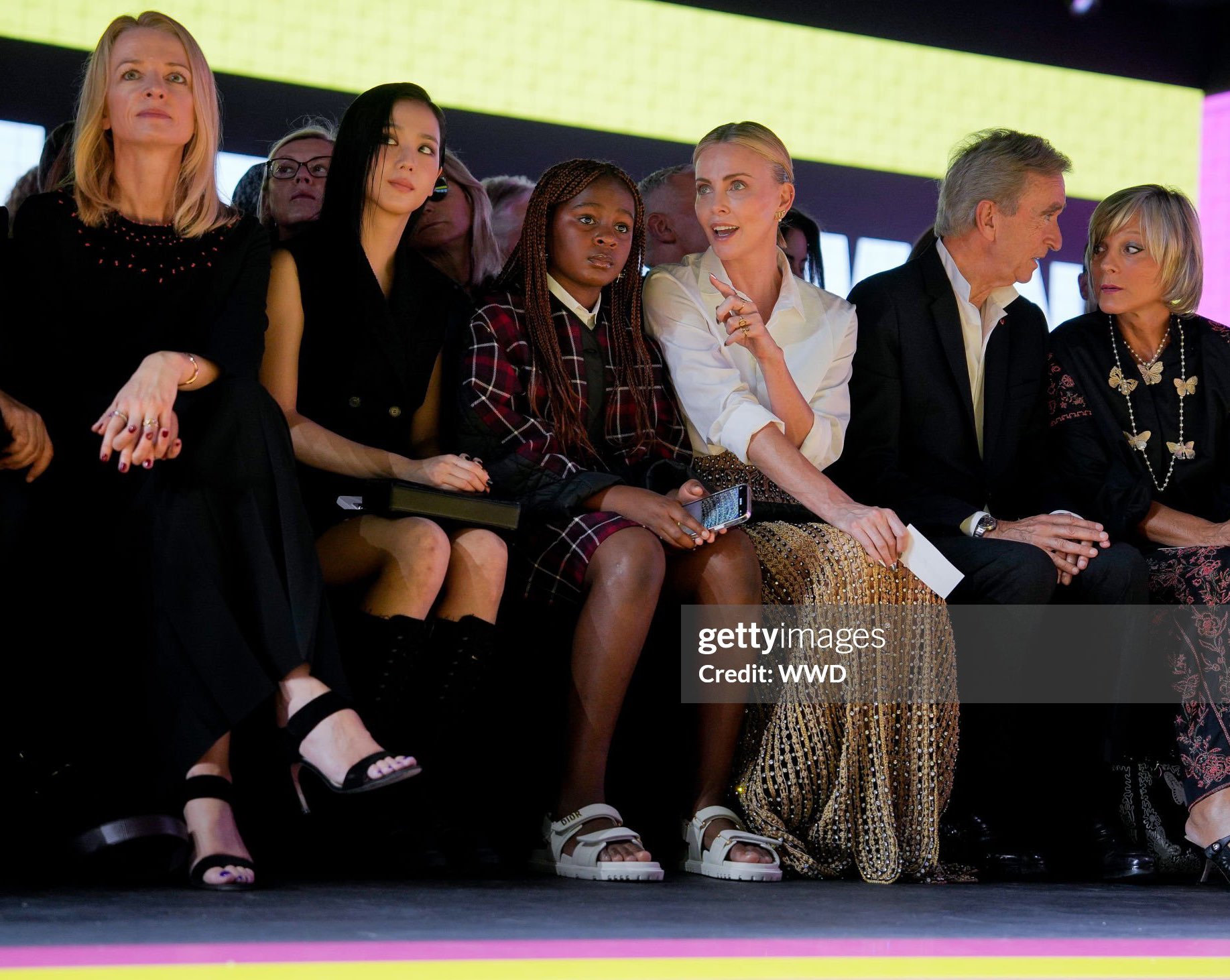 JISOO NEWS on X: Dior's front row: Dior CEO Delphine Arnault, Actress and  singer JISOO, Actress Charlize Theron (and her daughter) LVMH chairman  Bernard Arnault and his wife and pianist Hélène Mercier-Arnault.