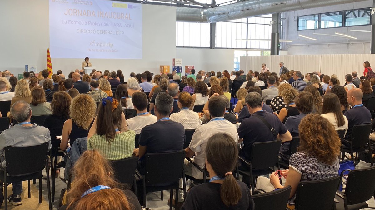 educaciocat's tweet photo. 📍 340 docents d'FP han participat avui a la jornada ImpulsFP, on s'han abordat noves metodologies, l'orientació, la transferència del coneixement i l'excel·lència professional. 

📲 S'han fet tallers sobre realitat virtual i augmentada, IA i models de negoci, entre d'altres. https://t.co/MMYEMDS3yl