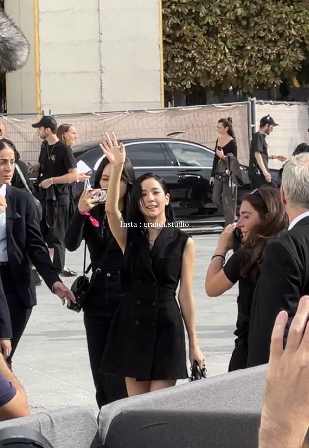 WORLDMUSICAWARD's tweet photo. #JISOO salutes the thousands of fans who waited for her as she arrives, looking absolutely gorgeous at the #Dior Fashion show in Paris tonight!👏✨💫🌟🔥👑🤍
@BLACKPINK https://t.co/gAouQrjgHe