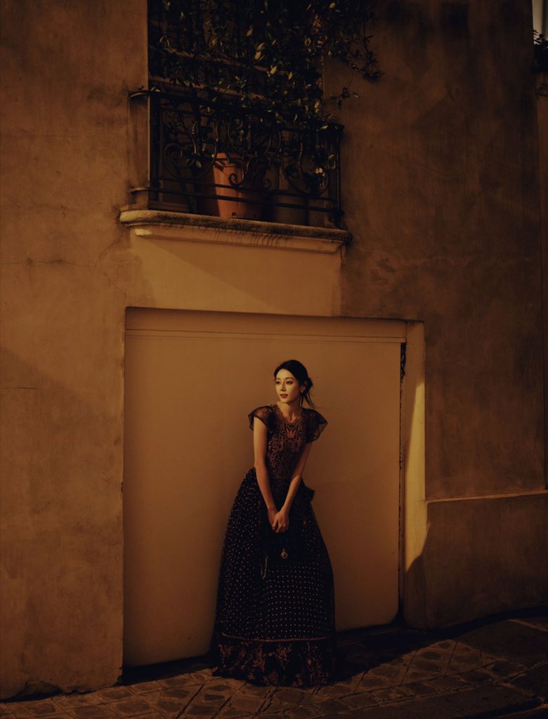 sehy_y's tweet photo. 白日喧嚣散去，夜幕悄然而至。
#DiorSS24xDilraba 
 #Dilraba_DiorinPFW2023 https://t.co/dGltnHh69G