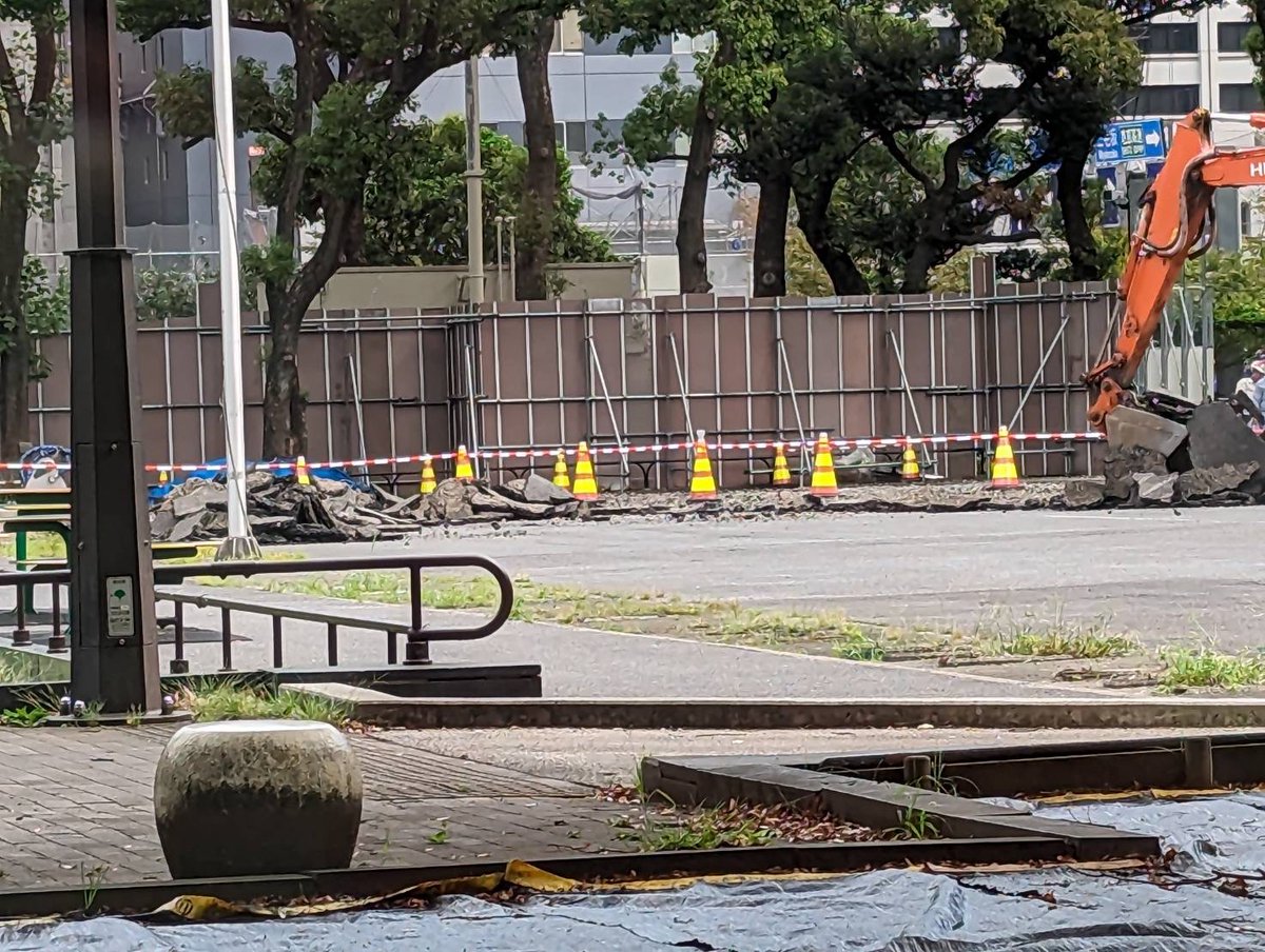 hibiya_pk's tweet photo. 日比谷公園が、本当に壊されてしまいました。
明日も壊されます。
工事は10年間も続くそうです。

テレビも新聞も雑誌もオンラインニュースも報道しないので、広く世間に伝わりません。
東京都にご意見をお願い致します。↓

#日比谷公園が危ない 
#思い出ベンチが壊された 
#公園破壊 https://t.co/XTXhUjAz4D